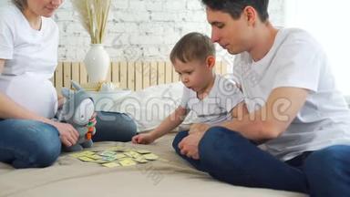 孕妇玩纸牌游戏